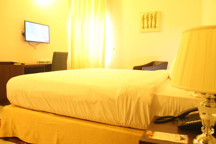 Room 7 of 18