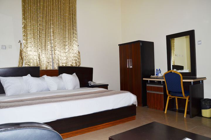 Room 12 of 28
