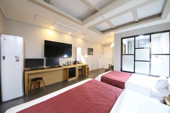Room 6 of 33