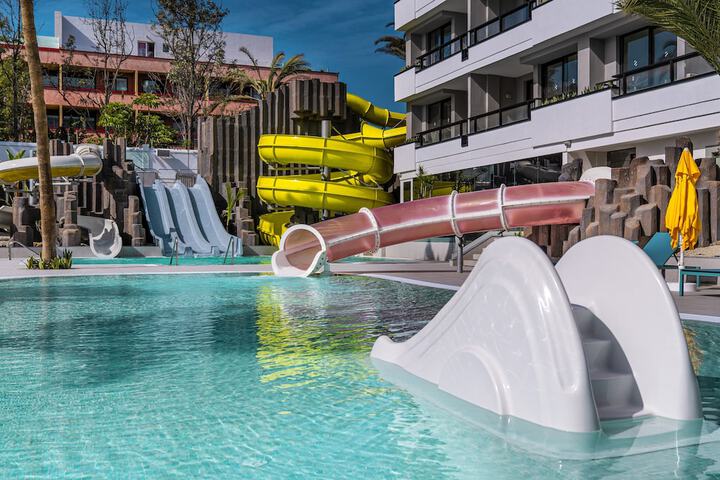 Hotel Pool