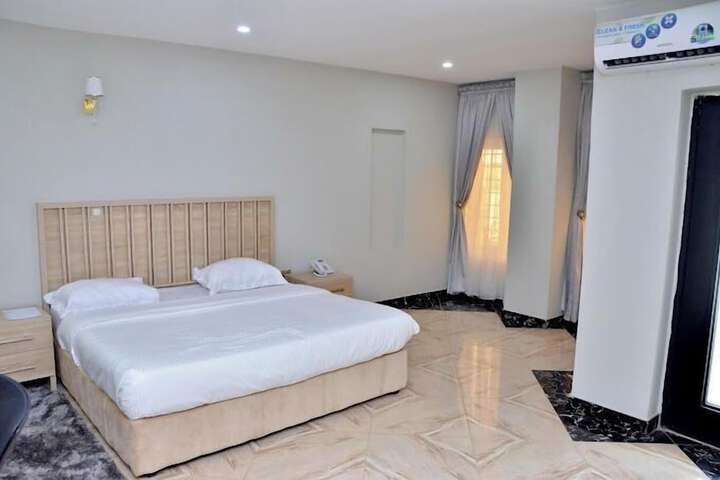 Room 10 of 32