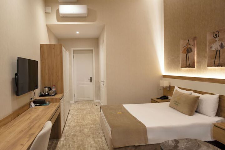 Room 14 of 33