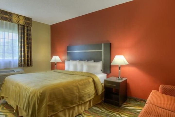 1 Queen Bed Accessible (11 of 13)