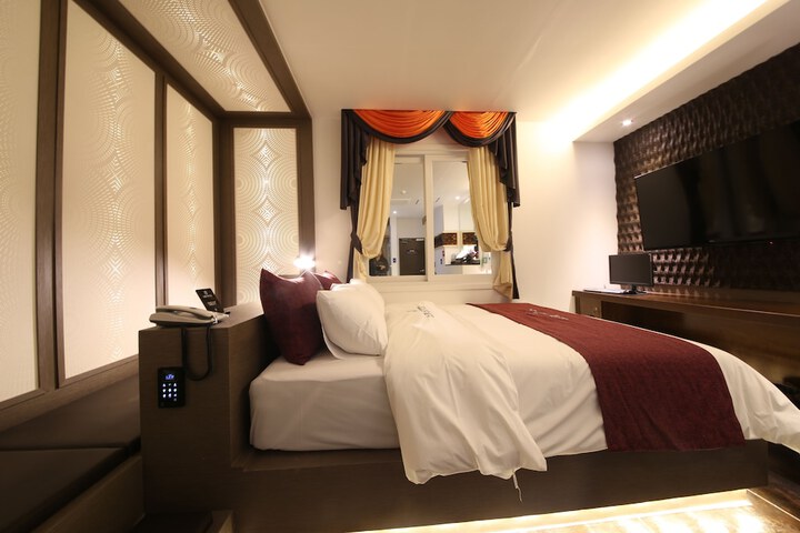 Room 13 of 65