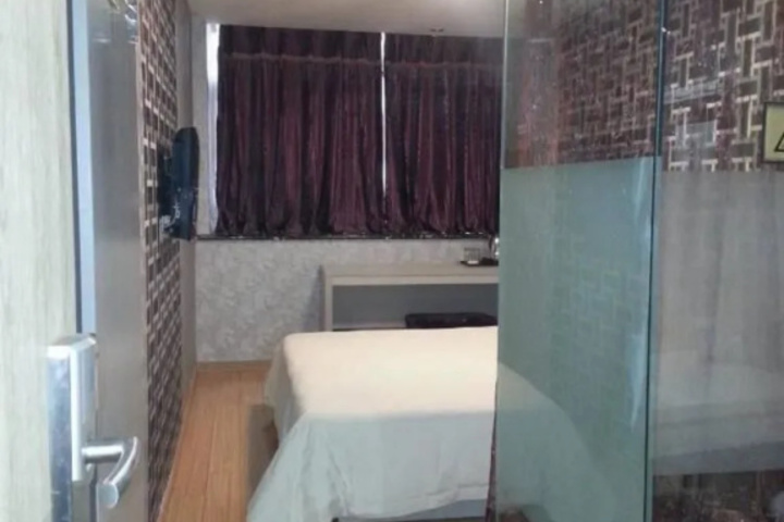 Room 11 of 32