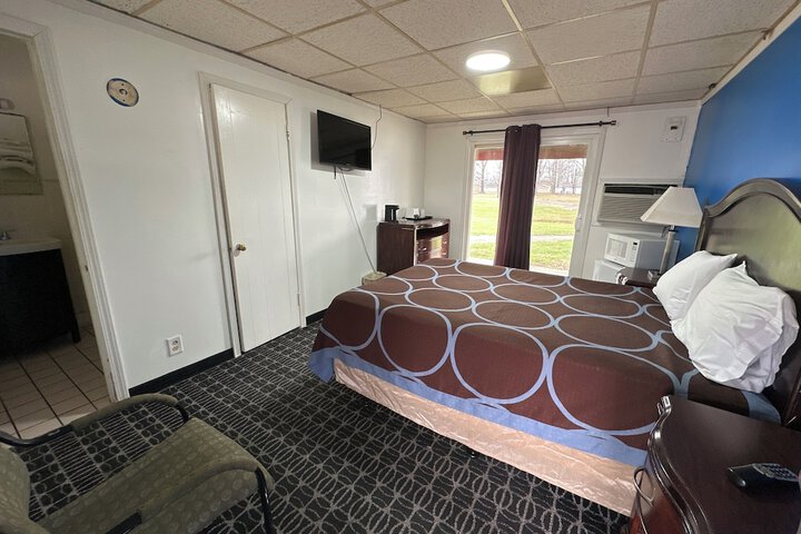 1 Queen Bed (4 of 13)