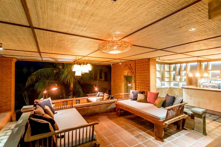 Lounge 78 of 89