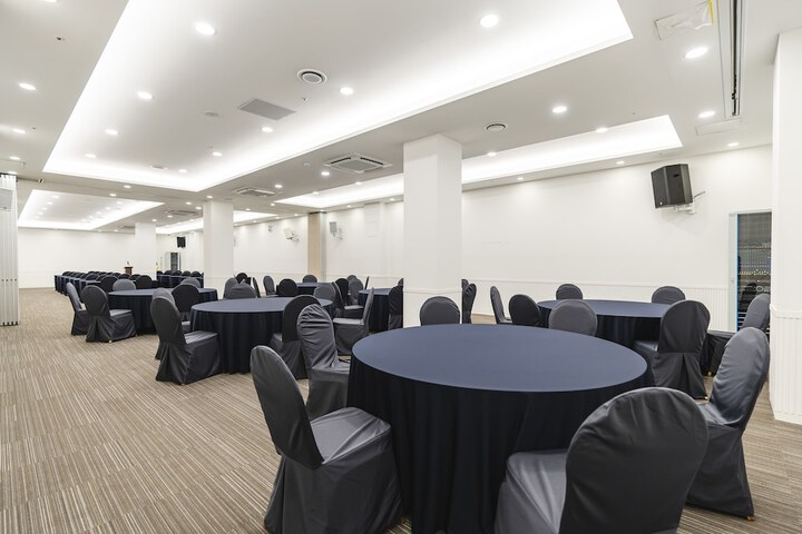 Ballroom/Hall 94 of 110