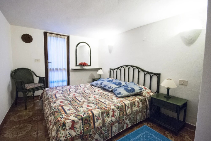 Room 5 of 12