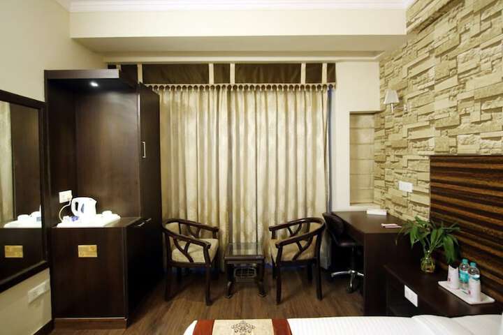Room 8 of 16