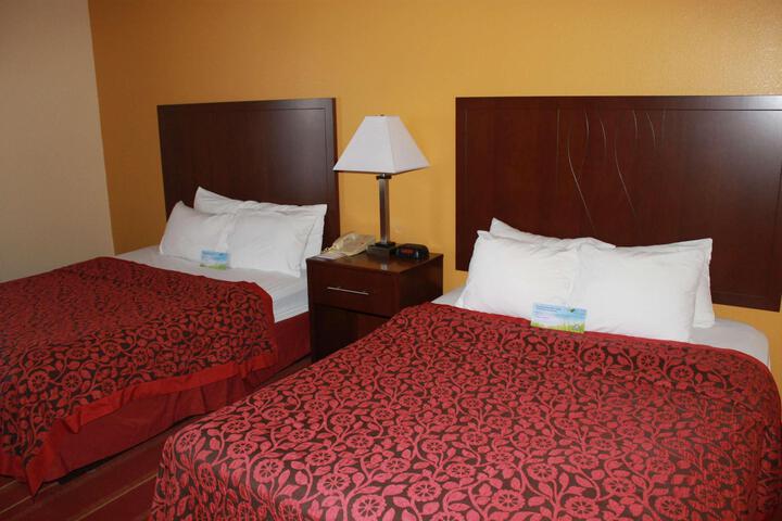 1 Queen Bed (2 of 11)