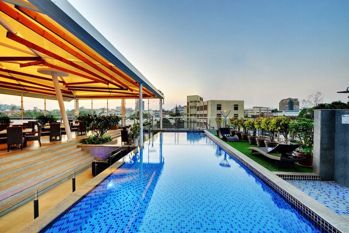 Hotel Pool