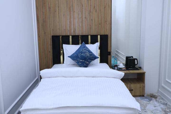 Room 6 of 33