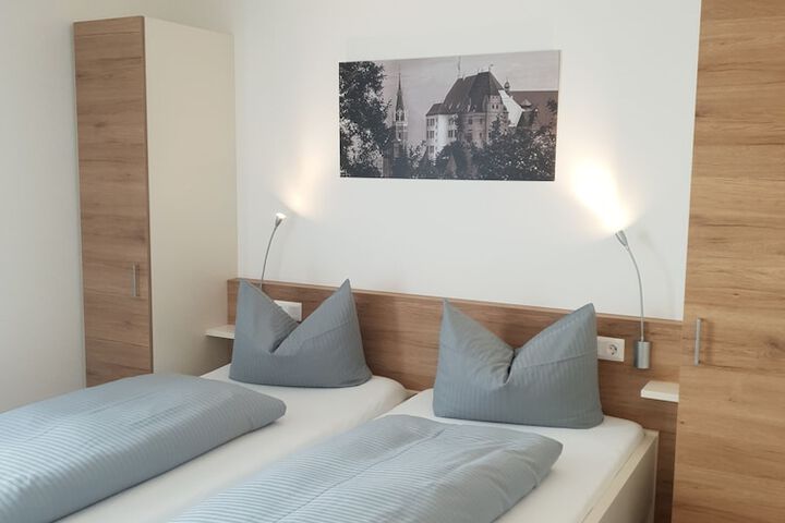 Room 9 of 18