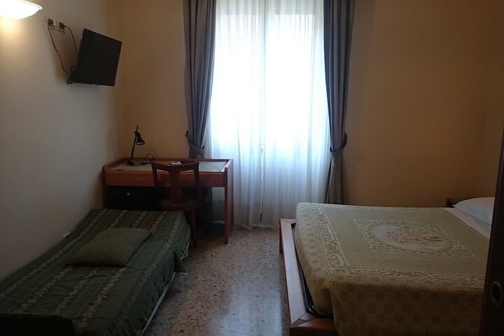 Room 12 of 37