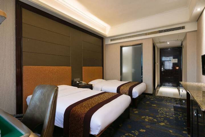Room 8 of 32
