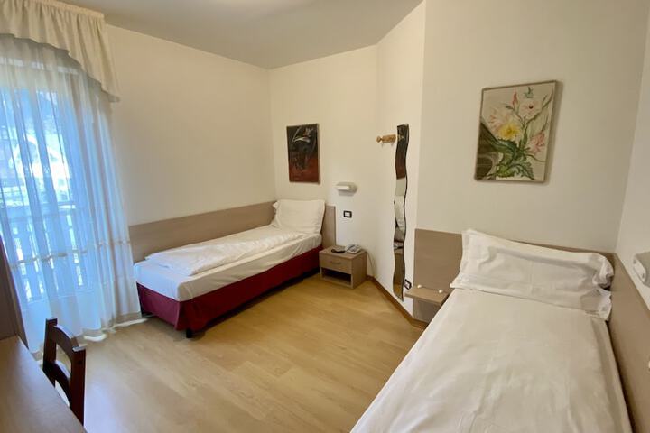 Room 15 of 148