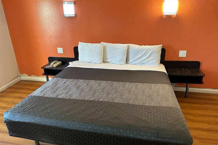 1 King Bed (5 of 6)