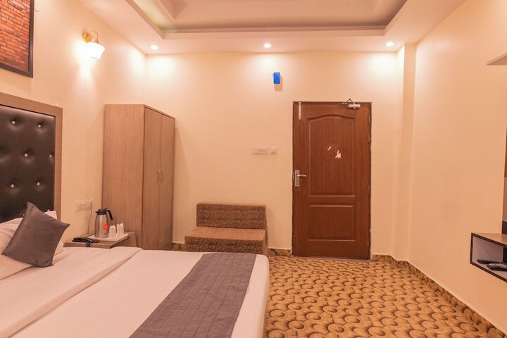 Room 33 of 114