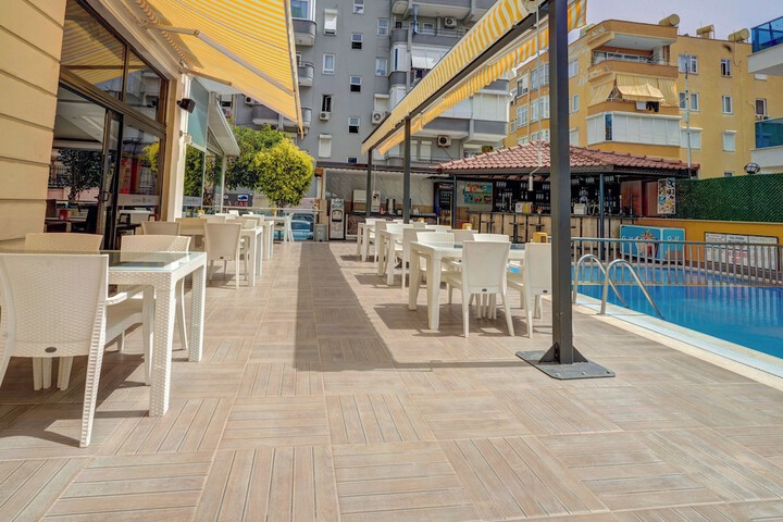 Swim-up bar