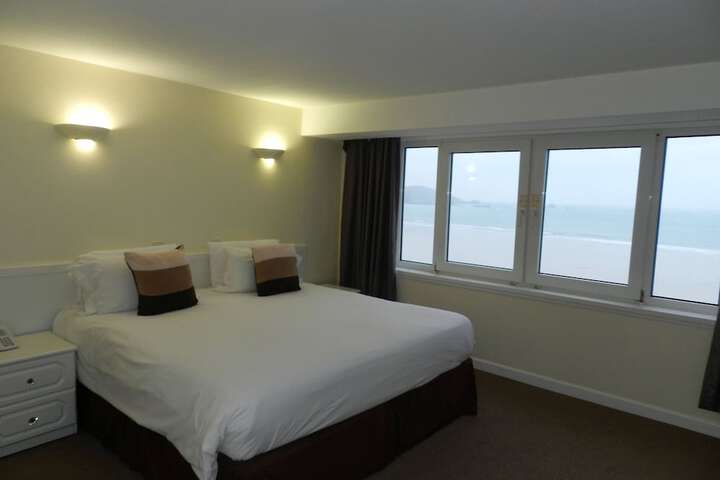 Room 4 of 40