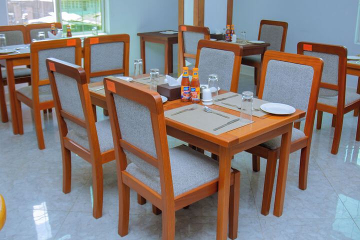 Dining 32 of 36