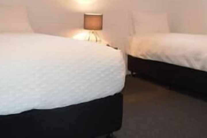Room 4 of 16