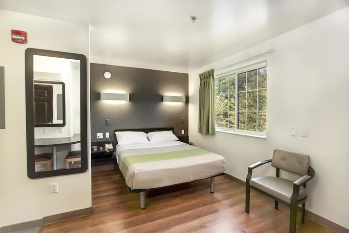 1 Queen Bed (5 of 12)
