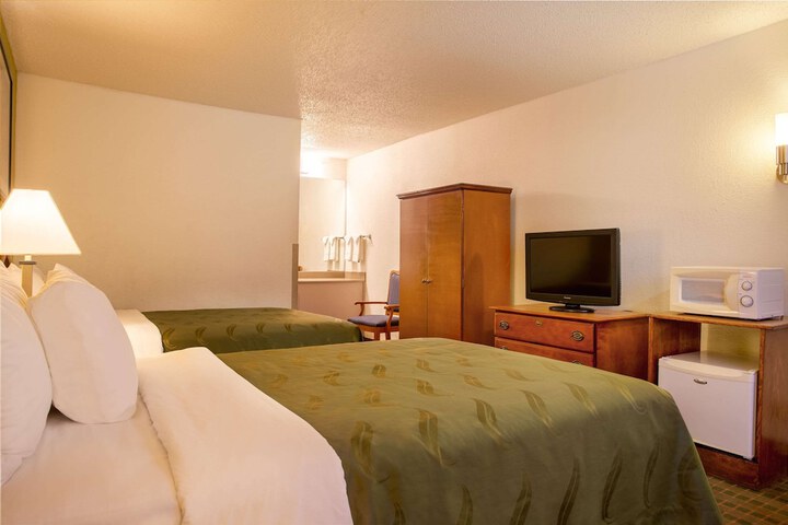 2 Double Beds (11 of 18)