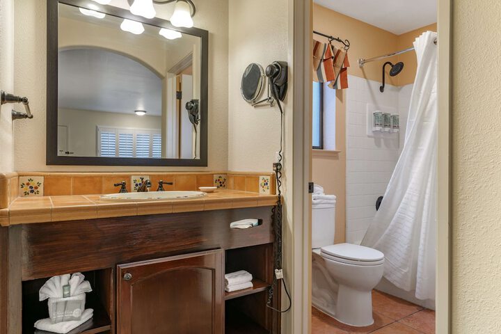 1 King Bed Microwave and Refrigerator WiFi Full Breakfast (5 of 9)