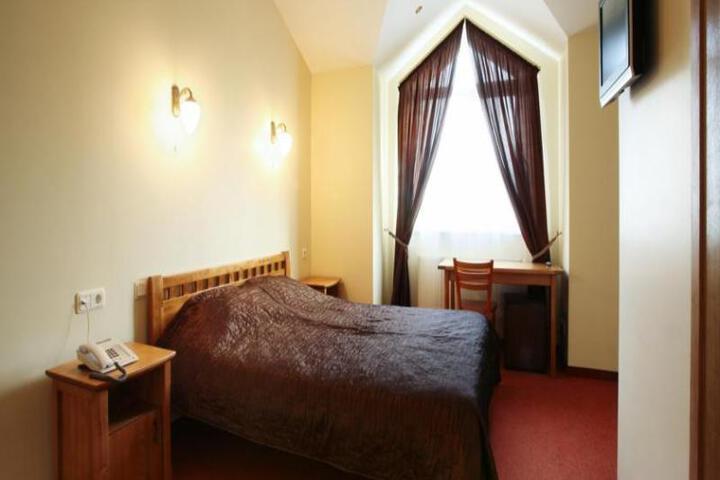 Room 4 of 6