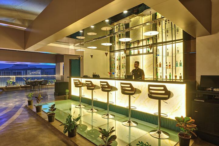 Lounge 33 of 40