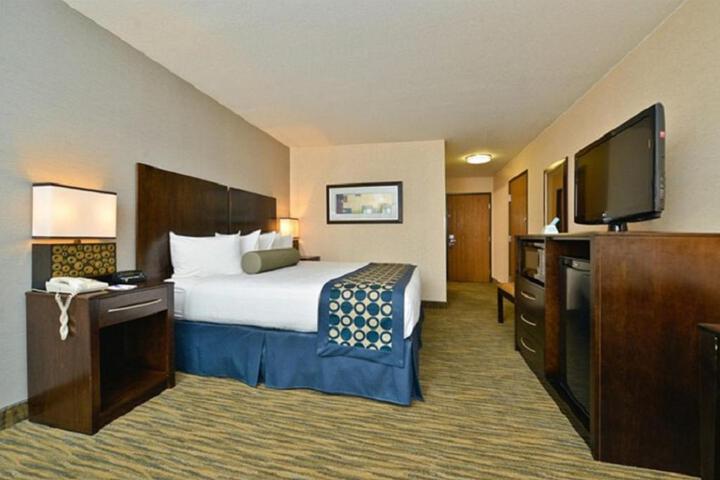 1 King Bed (12 of 14)