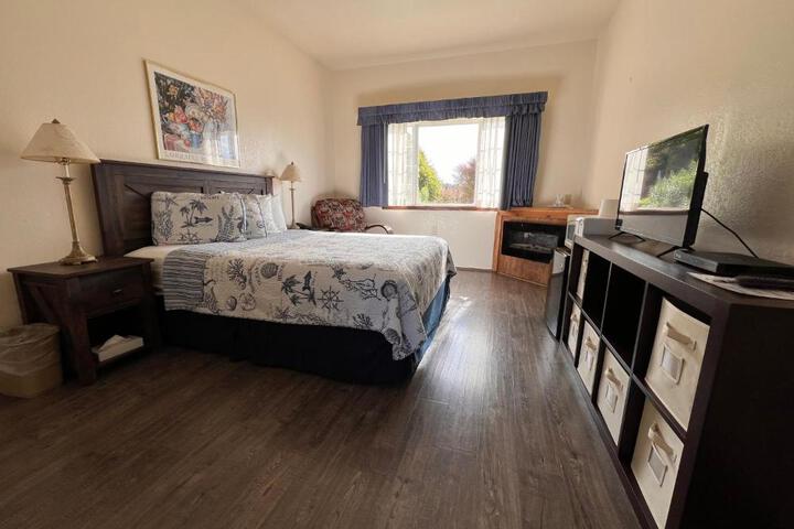 1 Queen Bed (2 of 2)