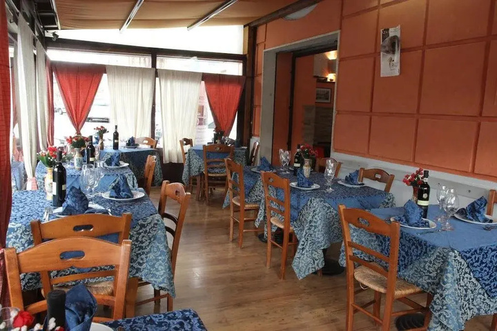 Dining 9 of 13