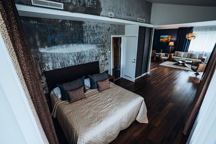 Room 43 of 176