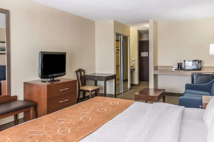 1 King Bed Suite Accessible (6 of 20)