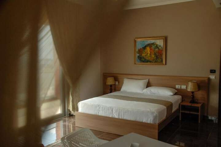 Room 5 of 12