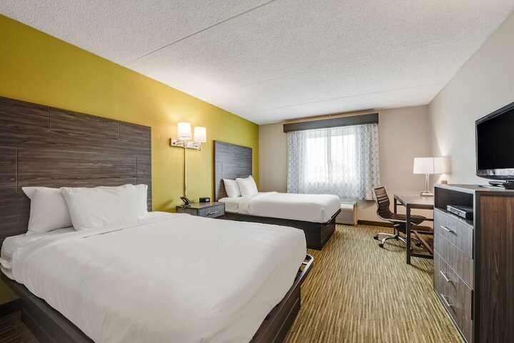 2 Double Beds (16 of 18)