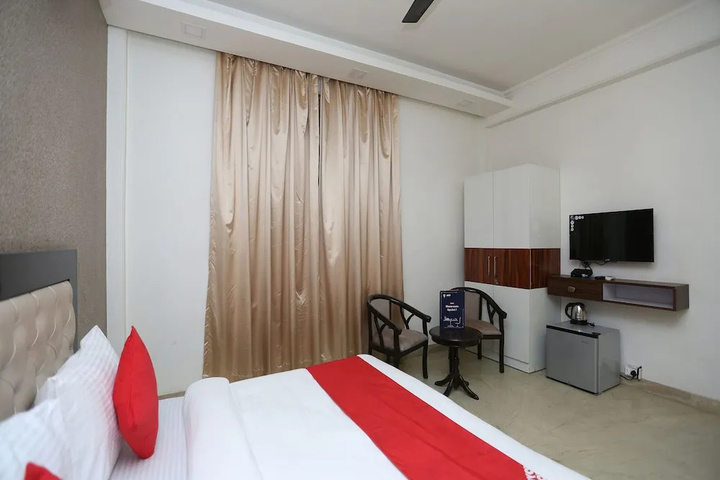 Room 5 of 9