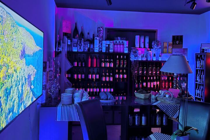 Lounge 8 of 17
