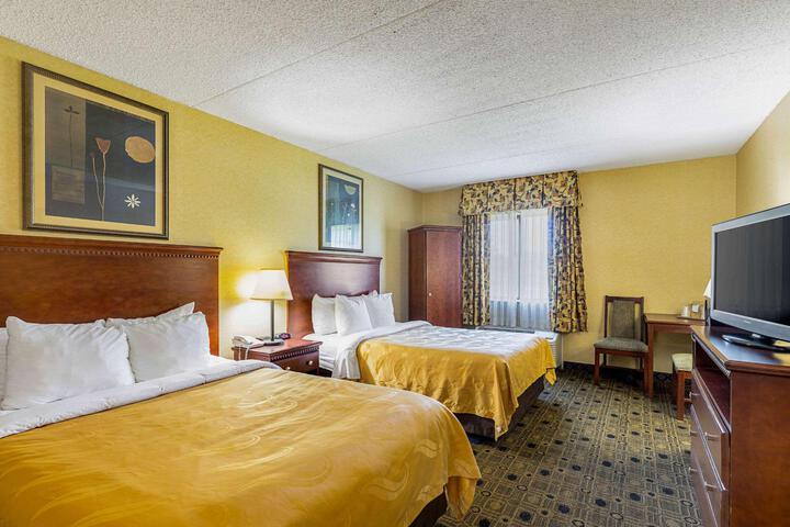 2 Queen Beds (5 of 10)