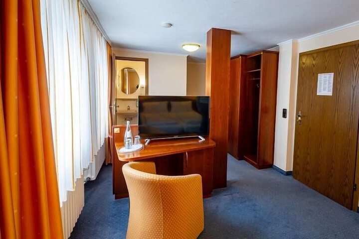 Room 7 of 83