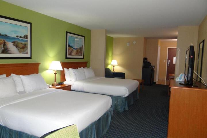 2 Queen Beds (11 of 14)