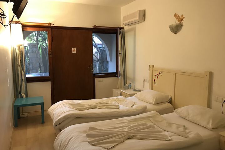 Room 2 of 35
