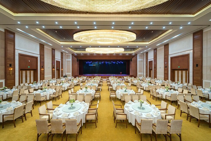 Ballroom/Hall 70 of 80