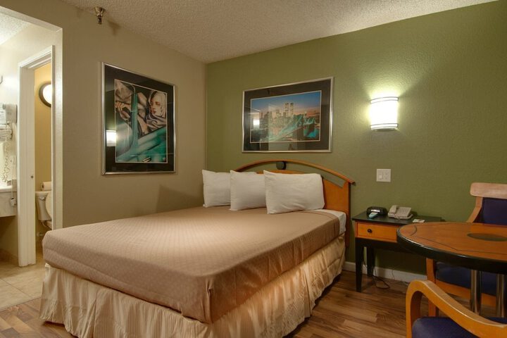 1 Queen Bed (8 of 12)