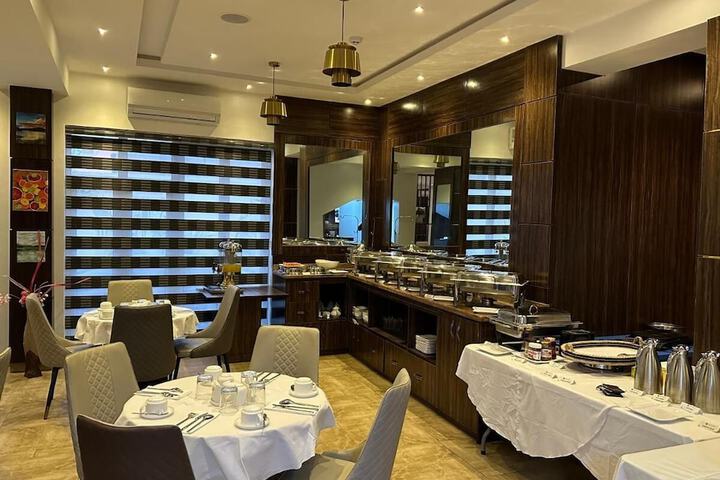 Dining 40 of 62