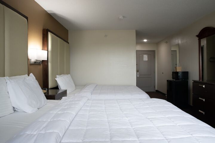 2 Queen Beds (7 of 9)