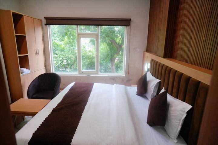 Room 8 of 17